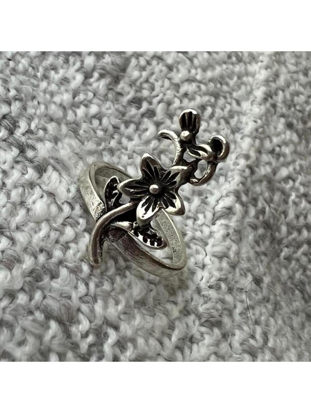 Vintage Silver-Tone Vertical Botanical Lily Ring
